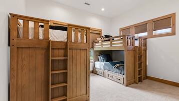 3 bedrooms, iron/ironing board, internet, bed sheets