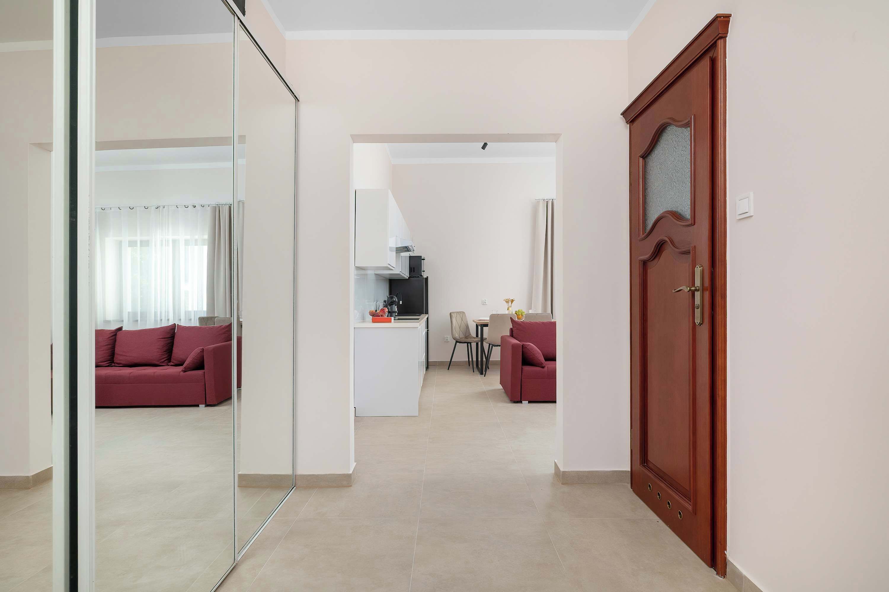 Eine moderne Wohnung mit Wohnzimmer, Essbereich und Küche.