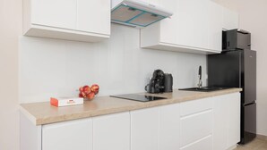Wasserkocher mit Kaffee-/Teezubehör, Kühlschrank, Mikrowelle, Herdplatte