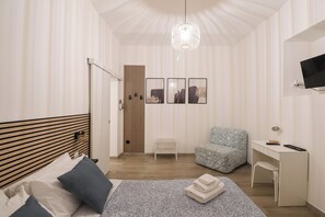 1 bedroom, desk, iron/ironing board, travel crib - Teo's House: Just a Stone's Throw from the Metro (Roma)