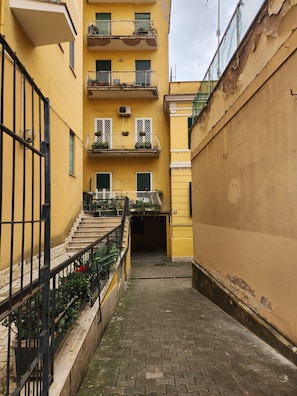Property grounds - Teo's House: Just a Stone's Throw from the Metro (Roma)