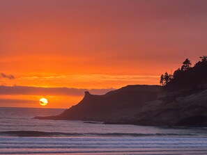 A sunset over a coastal landscape with cliffs and trees. - 3 Min to Sand | Family Fun + Bunk Room | Sleeps 9 (Cloverdale)