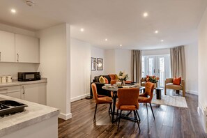 Eine moderne Wohnung mit Küche, Essbereich und Wohnraum.