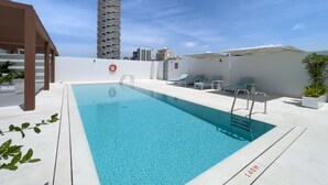 Ein Pool auf dem Dach mit klarem, blauem Wasser, einem Rettungsring und einer Tiefenmarkierung für 140 Meter.