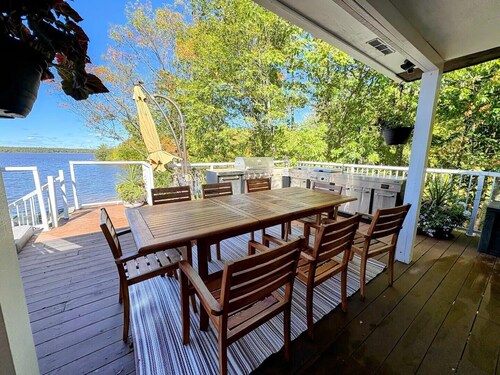 Lakefront Escape with hot tub and outdoor kitchen