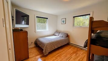 2 bedrooms, desk, free WiFi, bed sheets