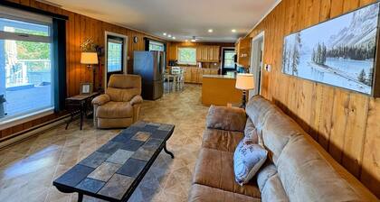 Lakefront Escape with hot tub and outdoor kitchen