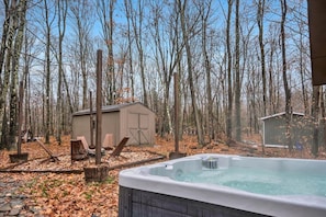 Outdoor spa tub - Wagner Wilderness Escape, Pocono Chalet, Hot Tub (Pocono Lake)