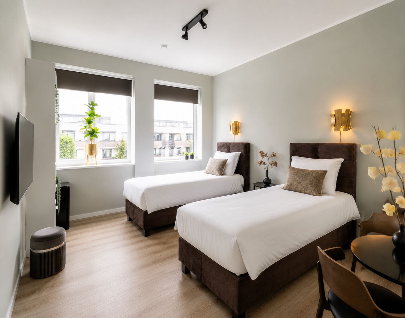 Flexible twin beds or king-size setup.