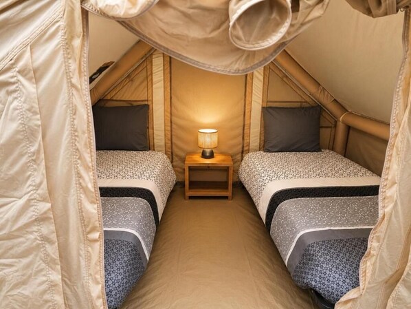 1 bedroom, bed sheets