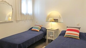 2 habitaciones, tabla de planchar con plancha, wifi y ropa de cama 
