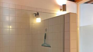 Ducha, secador de pelo y toallas