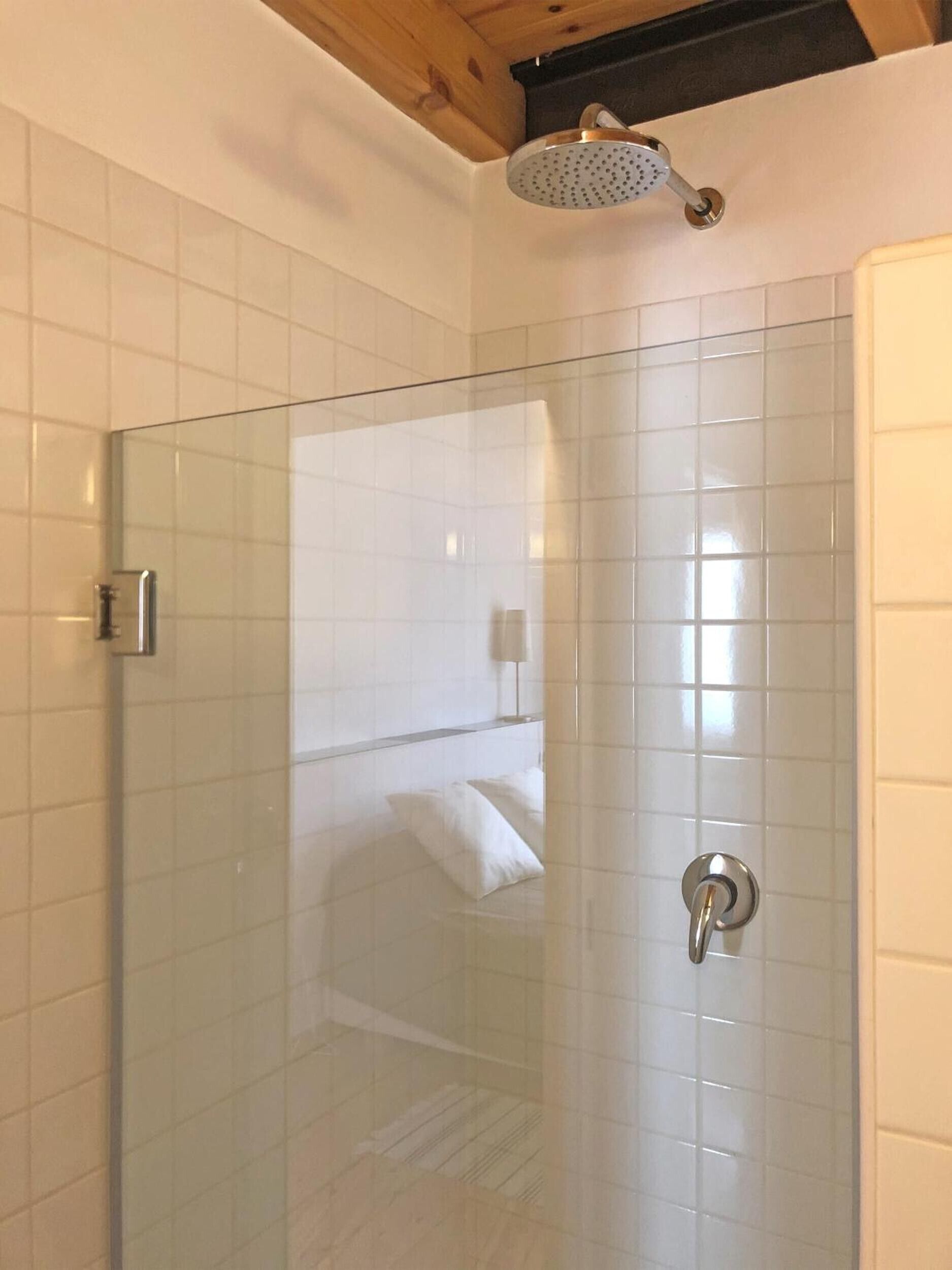 Een douche, een haardroger, handdoeken