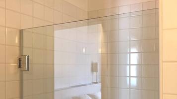 Een douche, een haardroger, handdoeken