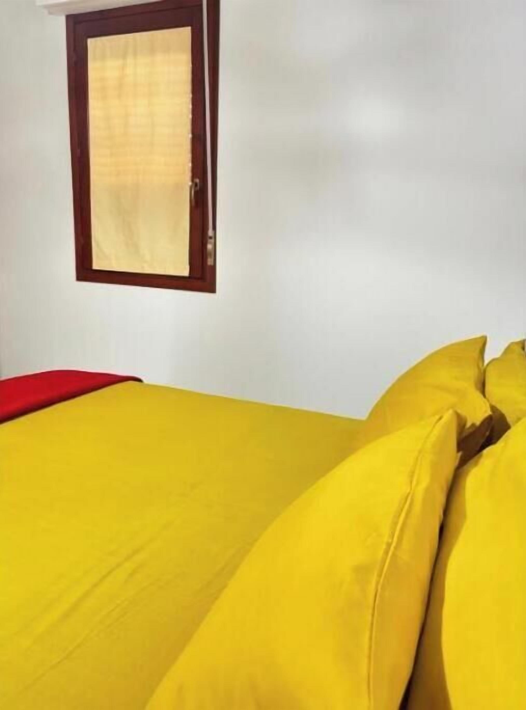 1 dormitorio, tabla de planchar con plancha, wifi y ropa de cama