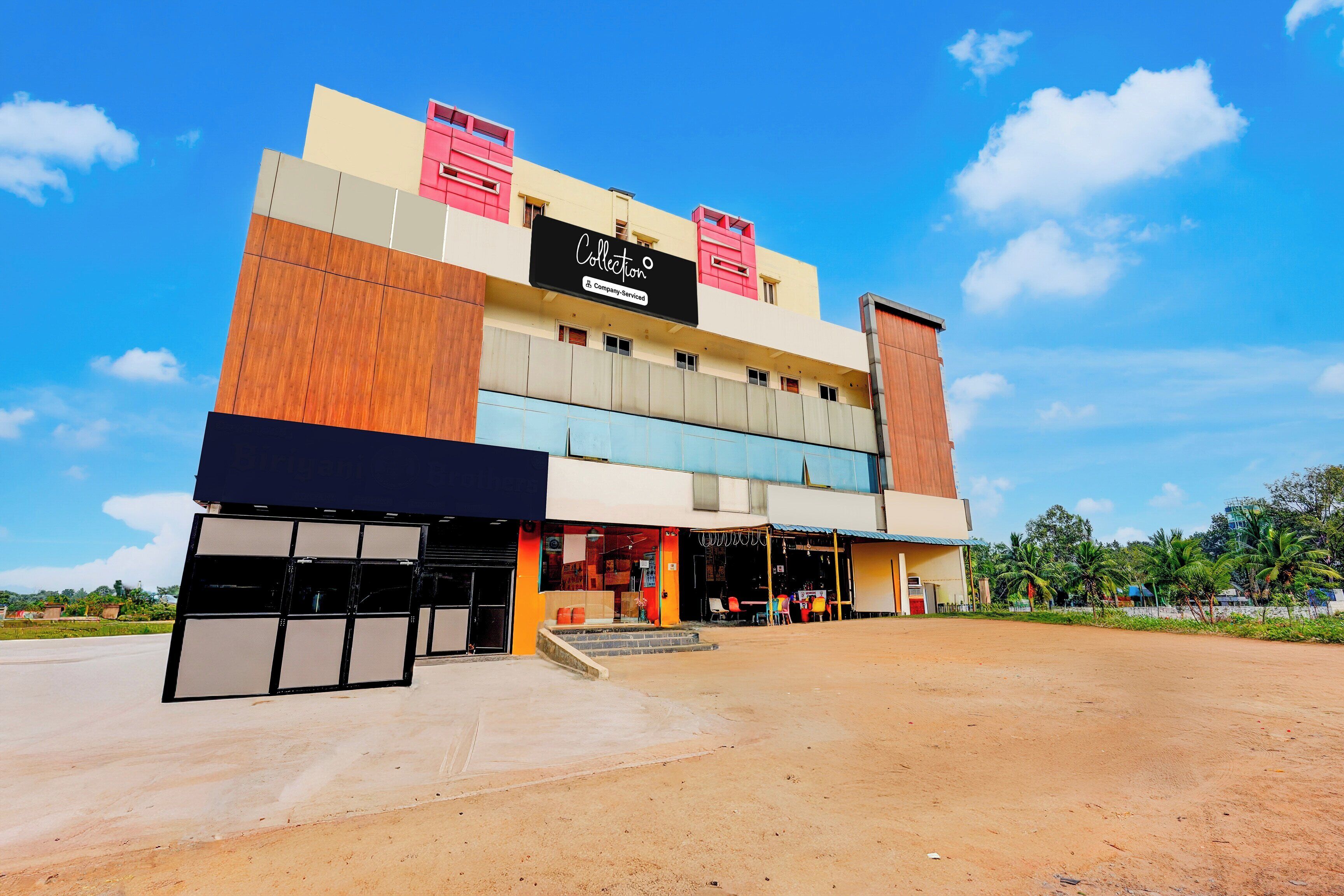 Um edifício com vários andares, com área comercial no térreo e unidades residenciais ou de escritório nos andares superiores.