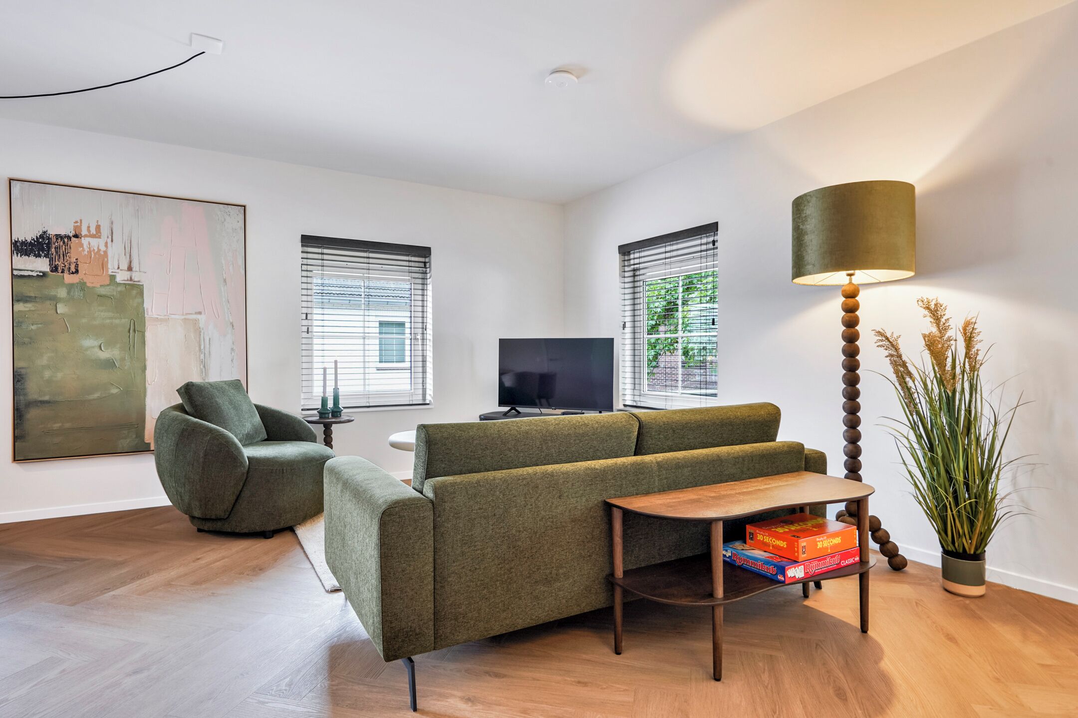 Bright living room with comfortable seating, Smart TV, fast WiFi, and air conditioning for a relaxing stay.