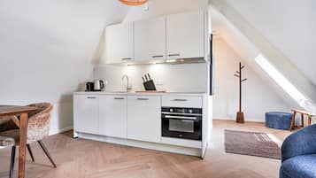 Kahvin-/teenkeitin, jääkaappi, mikroaaltouuni, uuni