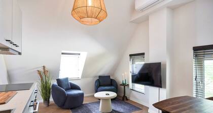Enjoy a stylish 50m² apartment for two in the heart of Velden. Featuring a comfortable queen bed, private kitchen, Smart TV, air conditioning, fast WiFi, and a shared balcony, it's an ideal base for both leisure and business stays.