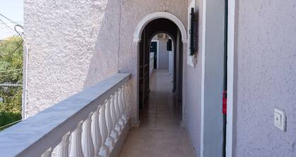 Bed and Breakfast 'The Kavos Sandy Inn-Double Room' with Shared Pool, Wi-Fi and Air Conditioning