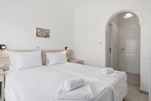 Chambre d’hôtes « The Kavos Sandy Inn - Chambre Double » avec piscine partagée, Wi-Fi et climatisation
