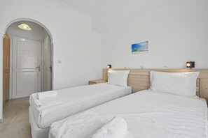 1 bedroom, WiFi, bed sheets - Bed and Breakfast 'The Kavos Sandy Inn-Double Room' with Shared Pool, Wi-Fi and Air Conditioning (Kavos)