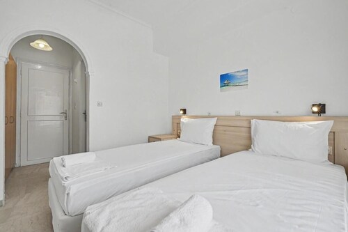 Bed and Breakfast 'The Kavos Sandy Inn-Double Room' with Shared Pool, Wi-Fi and Air Conditioning