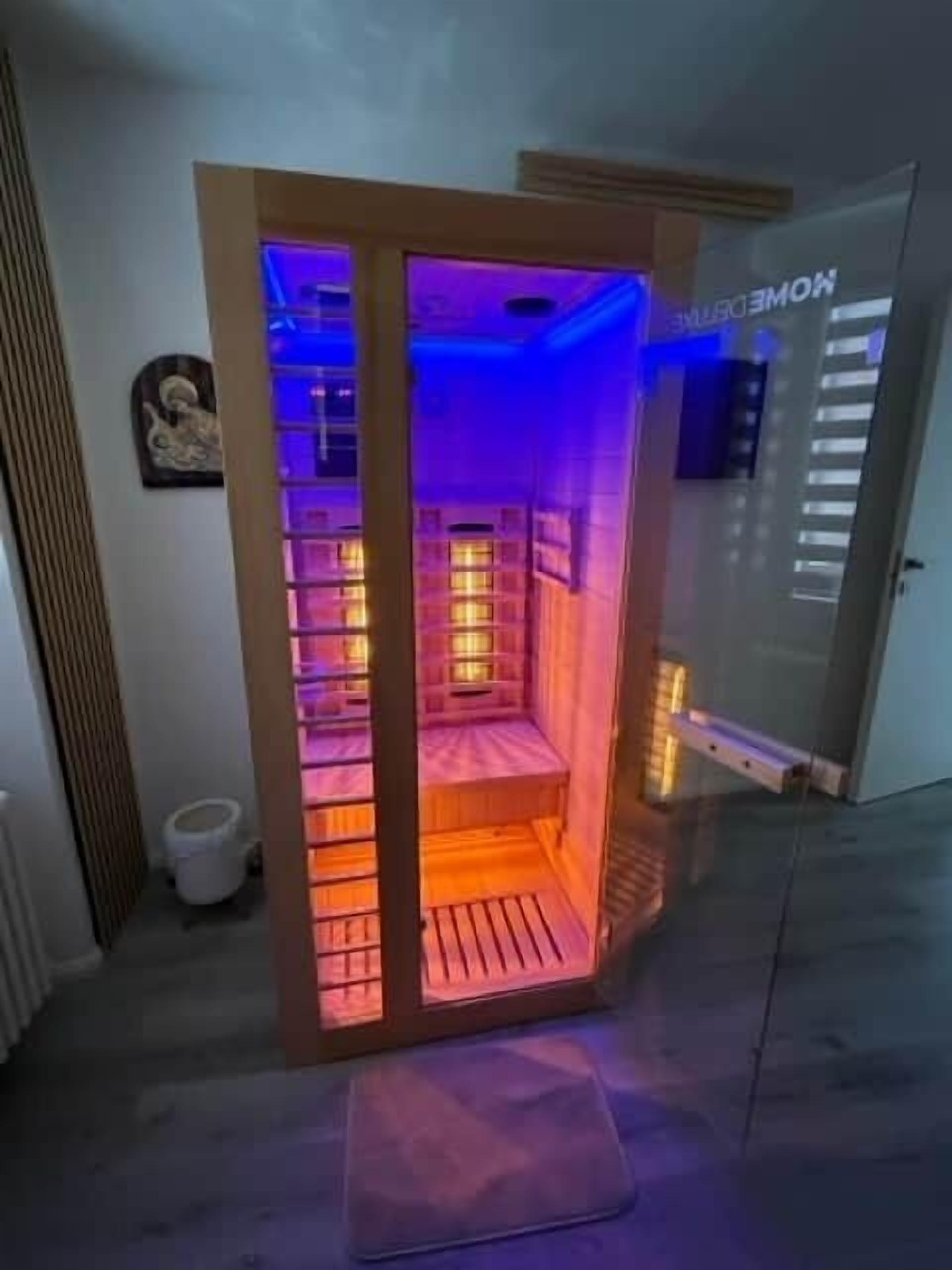 Une pièce avec une cloison en verre, un plancher en bois et un tapis.