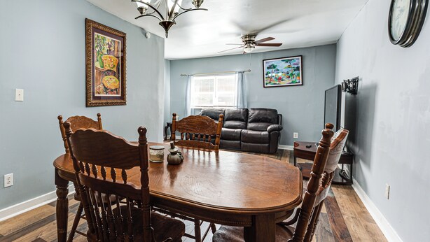 A dining area with a wooden table and chairs, a chandelier, and a ceiling fan. - 9 Mi to Dtwn Charleston! Park Circle Extended Stay (North Charleston)