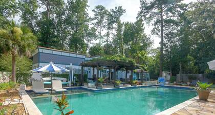 Pool, Putting Green Access! Backyard Retreat