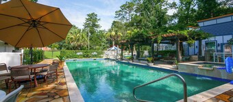 Pool, Putting Green Access! Backyard Retreat