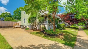 A single-story house with a front porch, a covered driveway, and a well-maintained lawn. - 2 Lynchburg Units: Mansfield Manor & King's Suite! (Lynchburg)