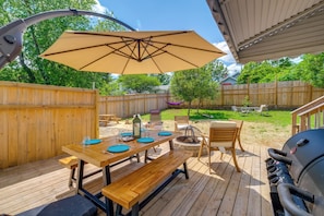 An outdoor deck with a wooden table set for dining, a barbecue grill, and a hammock. - 2 Lynchburg Units: Mansfield Manor & King's Suite! (Lynchburg)