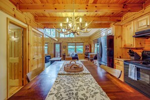 Interior - 'almost Heaven Cabin' Hot Tub, Blue Ridge Mtn View (Burnsville)