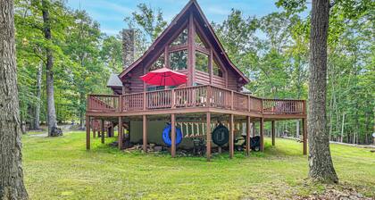 River Access! Wooded Cabin in Great Cacapon