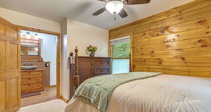 River Access! Wooded Cabin in Great Cacapon