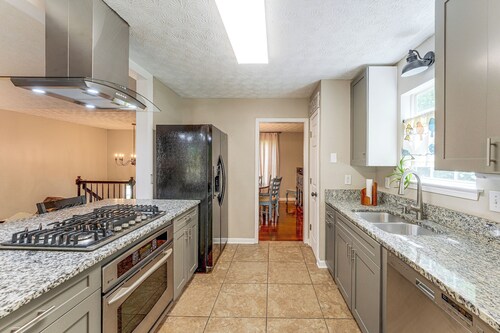 Near Lake Allatoona! Suburban Home w/ Deck & Yard