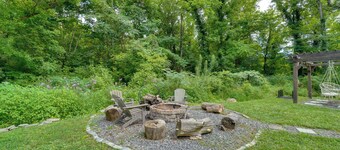 Private Hot Tub & Yard! Modern Friendsville Escape