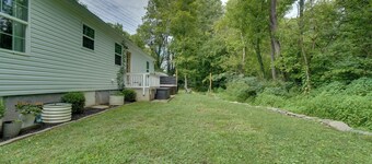 Private Hot Tub & Yard! Modern Friendsville Escape