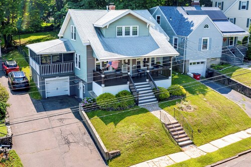 Convenient, Cozy Home: Porches, Fire Pit, Office