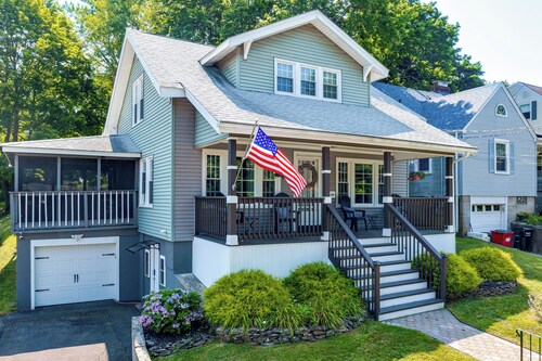 Convenient, Cozy Home: Porches, Fire Pit, Office