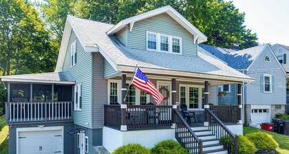 Convenient, Cozy Home: Porches, Fire Pit, Office