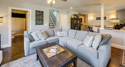 Convenient, Cozy Home: Porches, Fire Pit, Office