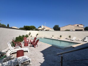 A swimming pool area with lounge chairs and a concrete deck. - Villa des Amandiers - Premier Concierge Service (Lattes)