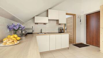 Coffee/tea maker, fridge, stovetop, dishwasher