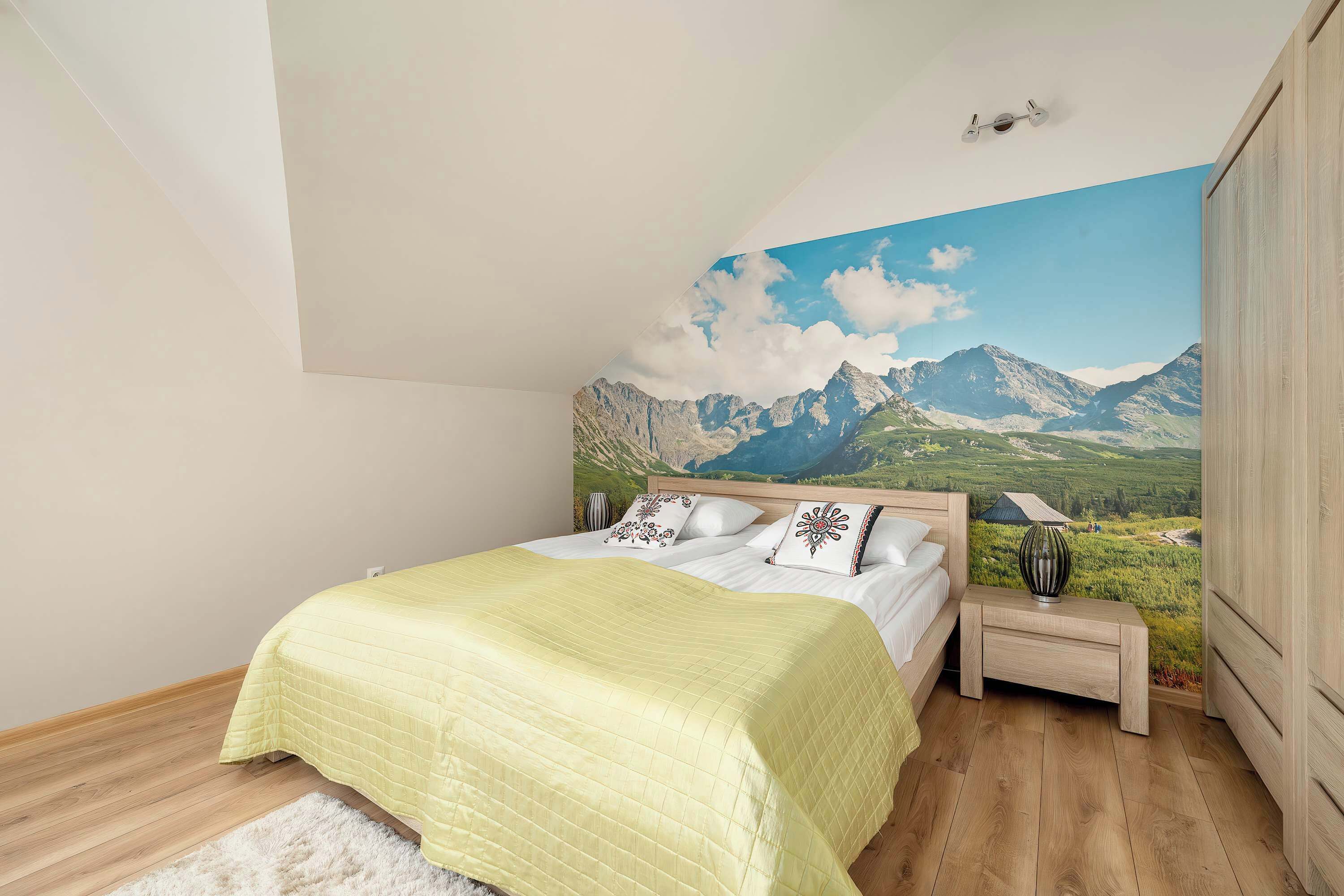 1 slaapkamer, een bureau, een strijkplank/strijkijzer, reisbedje