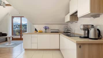 Coffee/tea maker, fridge, stovetop, dishwasher