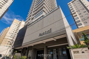 Ein Hochhaus mit dem Schriftzug 'Austin' an der Fassade, umgeben von weiteren Wohngebäuden.