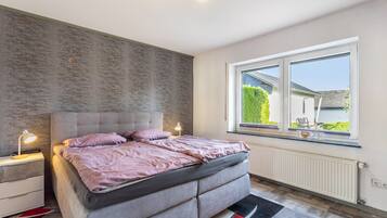1 slaapkamer, een strijkplank/strijkijzer, wifi, beddengoed