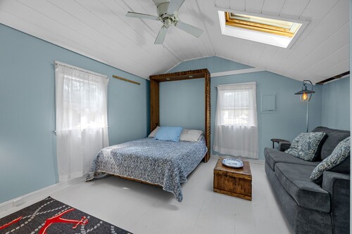 Cozy pet-friendly 1-bedroom cottage near the beach in beautiful Truro with AC